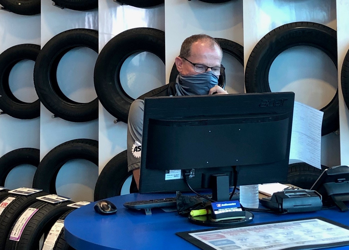 1672950264719 Salesmanat Counter