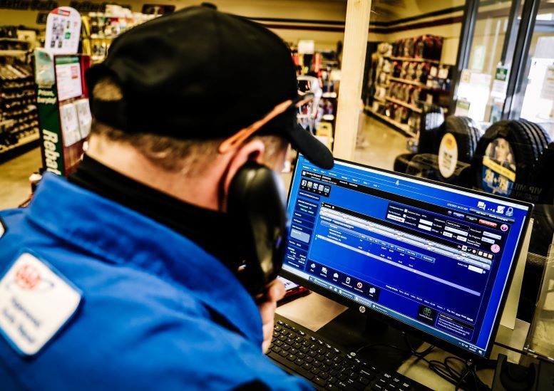 1673018170804 Viptiresandservicesalesmanlookingatscreencounterresized