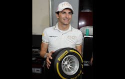 de-la-rosa-wins-pirelli-tyre-fitting-challenge