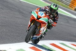 lowes-and-yamaha-win-championship-lead-in-monza