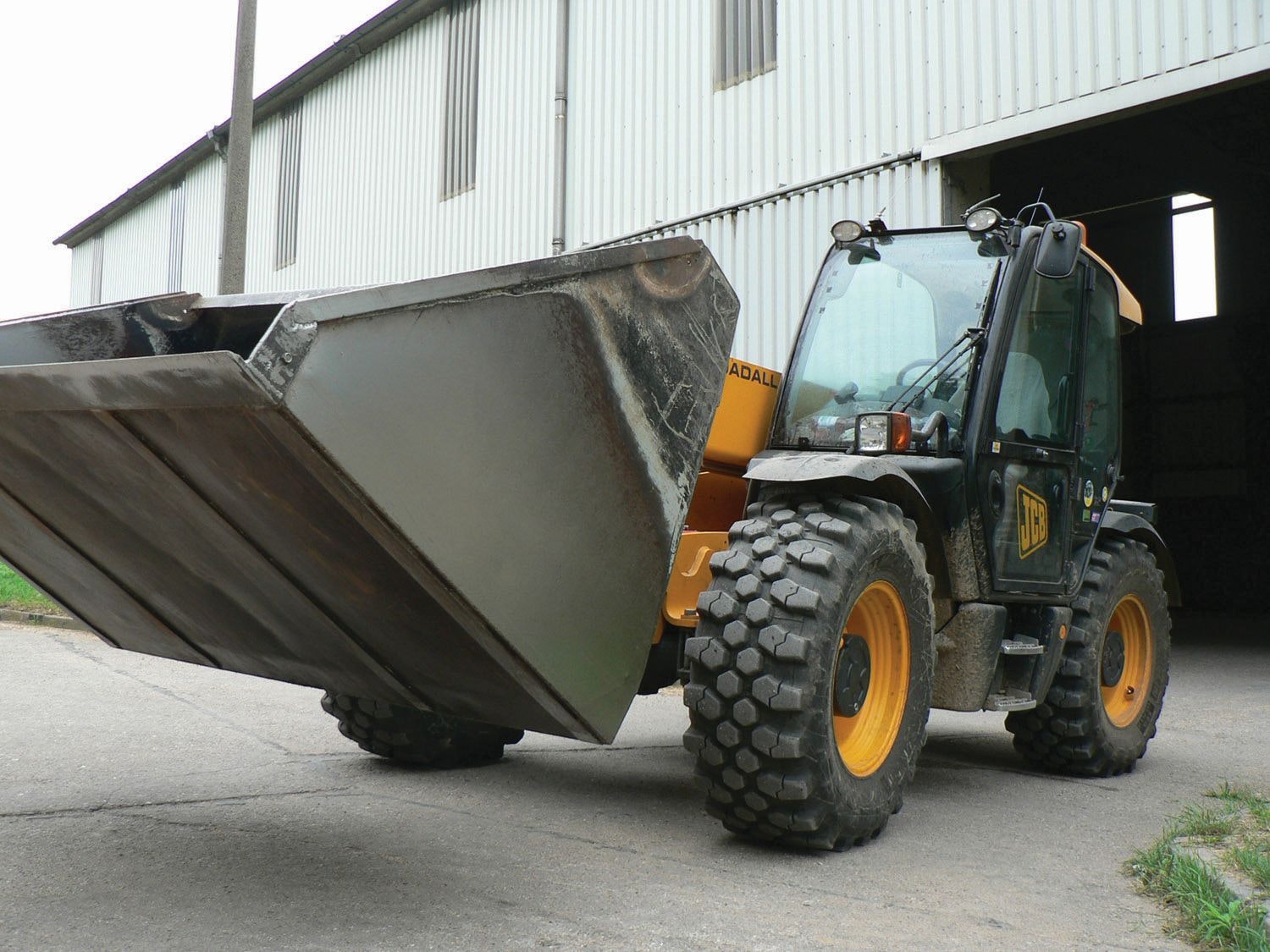 1673280560227 Michelinaddshardsurfacebackhoetire