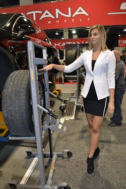 2015-sema-show-day-3-winntec-takes-the-pain-out-of-lifting-tires