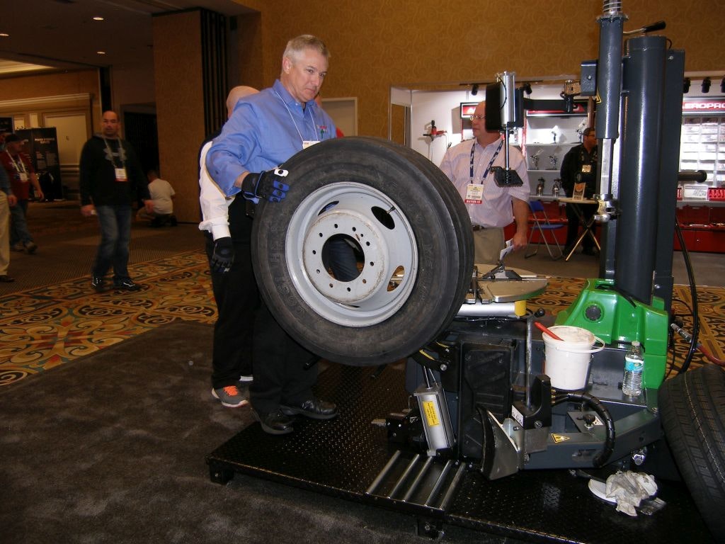 1673283523969 2015semashowday4boschaddsairmotortoswingarmtirechanger