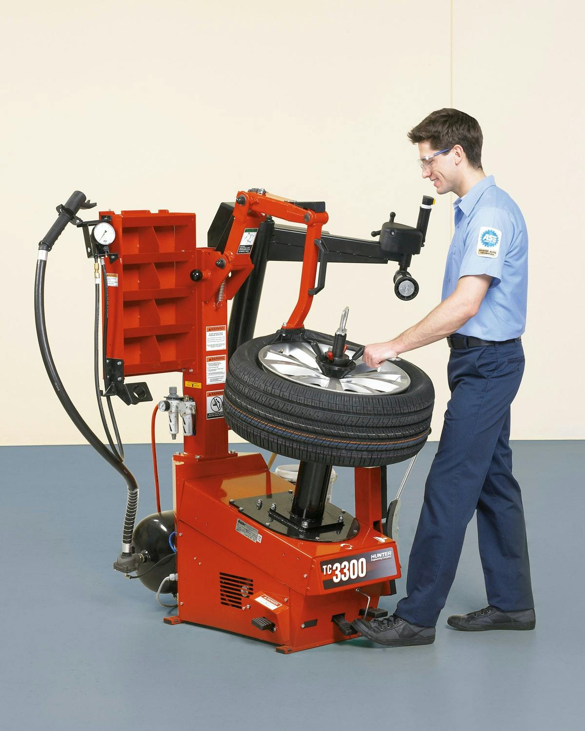 hunter-adds-to-tire-changer-line-with-tc3300