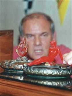 1673305508625 Onemanstrayanothermanstreasurecollectorsturnrubberintogoldattireashtrayshow 1673305508625 Onemanstrayanothermanstreasurecollectorsturnrubberintogoldattireashtrayshow