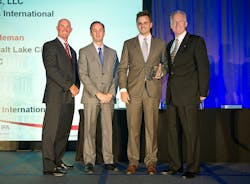 1673366431323 Bigofranchiseesreceiveaward 1673366431323 Bigofranchiseesreceiveaward