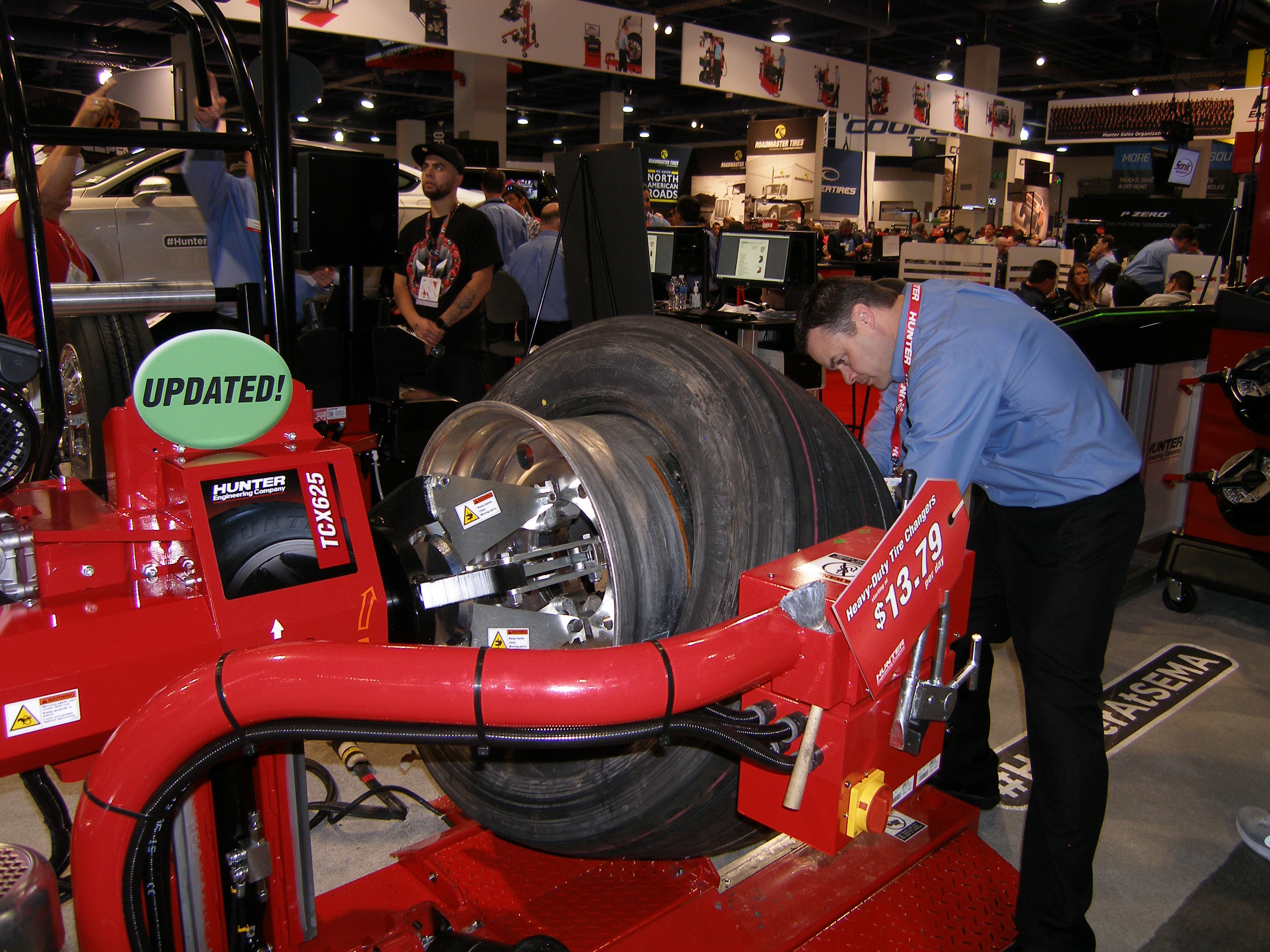 1673377967842 Hunterdemonstratesanewapproachtochangingheavydutytiresatthesemashow