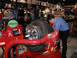 hunter-demonstrates-a-new-approach-to-changing-heavy-duty-tires-at-the-sema-show