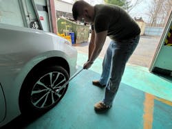 When applying the final torque on a wheel lock with a manual torque wrench, apply slow and steady pressure to the end of the wrench until the wrench clicks when the torque is reached. When applying the final torque on a wheel lock with a manual torque wrench, apply slow and steady pressure to the end of the wrench until the wrench clicks when the torque is reached.