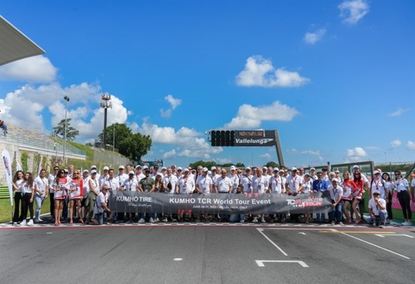 Kumho gathered tire dealers from across Europe for a weekend event centered around the Italian rounds of the Kumho TCR World Tour.