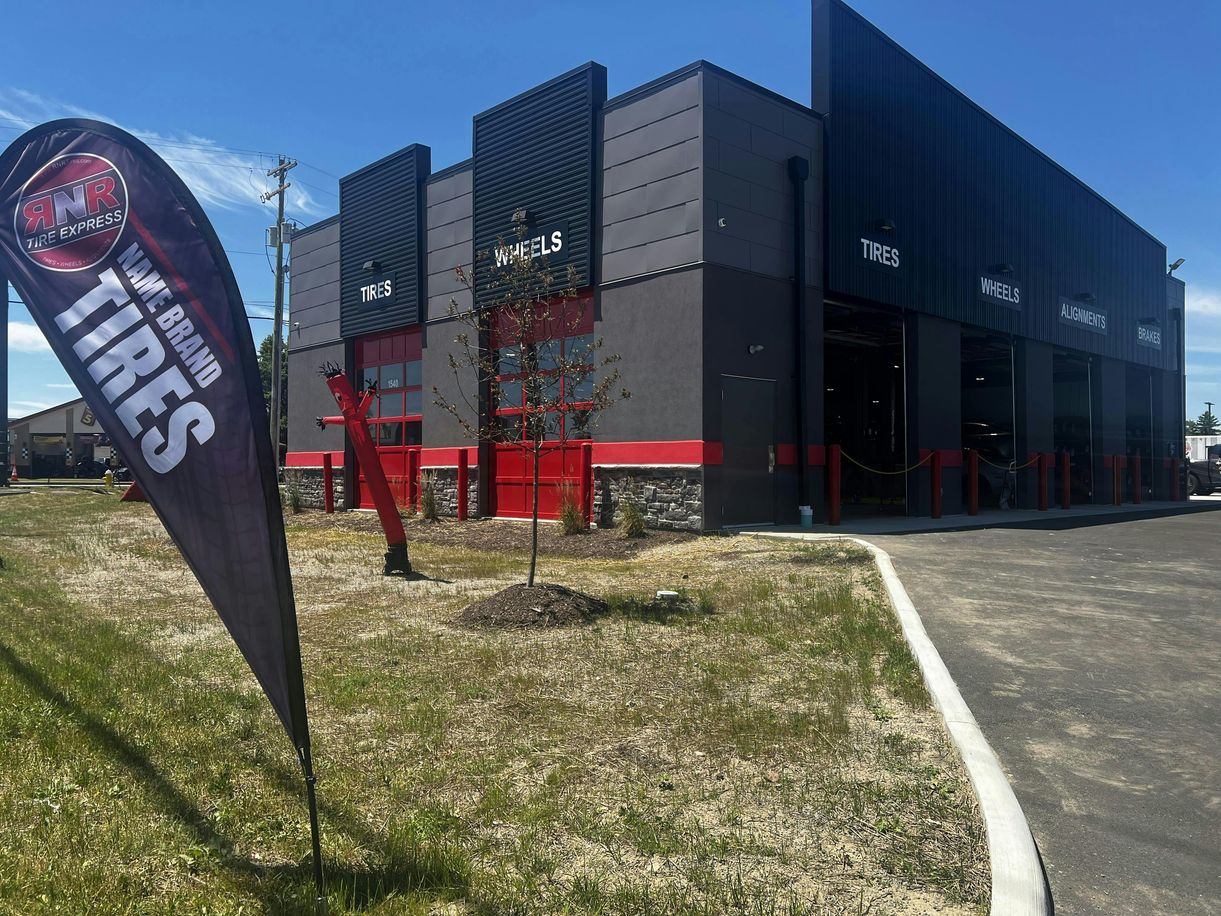 Behar’s newest RNR Tire Express store opened in Akron, Ohio, and has three service bays for tire and wheel installation, plus one bay outfitted with an alignment rack.