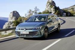 Engineered to deliver a comfortable, stable ride, the Ecsta HS52 tire features a tread pattern that helps reduce road noise and vibrations while maintaining traction to result in a quieter, more comfortable driving experience. Engineered to deliver a comfortable, stable ride, the Ecsta HS52 tire features a tread pattern that helps reduce road noise and vibrations while maintaining traction to result in a quieter, more comfortable driving experience.